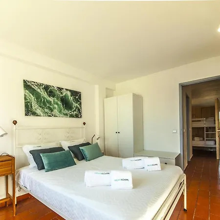 B20 - Sun And Pool *