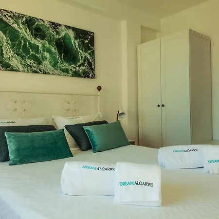 B20 - Sun And Pool *